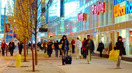 Shoppers_on_Dundas,_near_Yonge